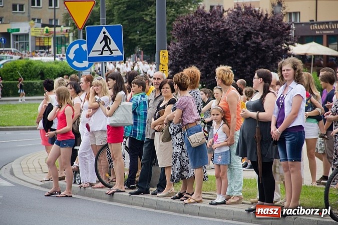 Zdjęcie w galerii na portalu naszraciborz.pl: Międzynarodowa parada z Rynku na zamek wiadomości z regionu