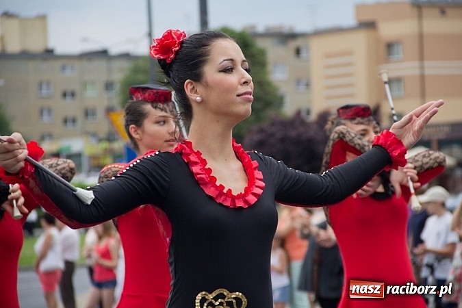 Zdjęcie w galerii na portalu naszraciborz.pl: Międzynarodowa parada z Rynku na zamek wiadomości z regionu