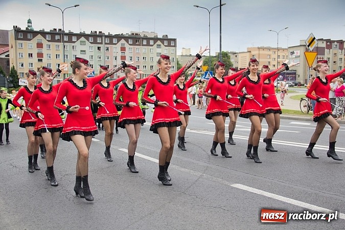 Zdjęcie w galerii na portalu naszraciborz.pl: Międzynarodowa parada z Rynku na zamek wiadomości z regionu