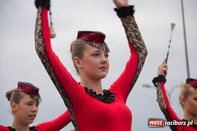 Zdjęcie w galerii na portalu naszraciborz.pl: Międzynarodowa parada z Rynku na zamek wiadomości z regionu