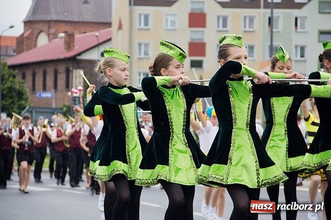 Zdjęcie w galerii na portalu naszraciborz.pl: Międzynarodowa parada z Rynku na zamek wiadomości z regionu