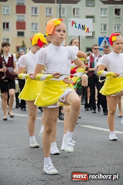 Zdjęcie w galerii na portalu naszraciborz.pl: Międzynarodowa parada z Rynku na zamek wiadomości z regionu