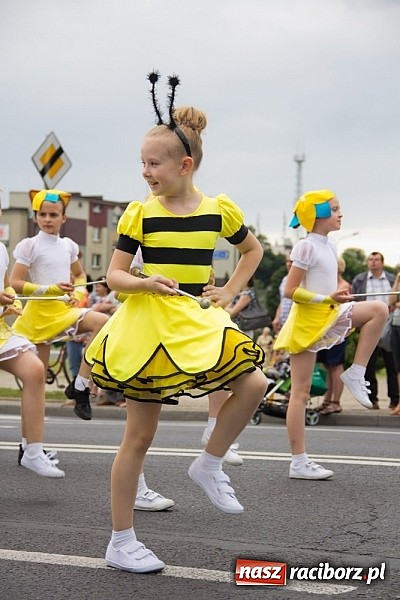 Zdjęcie w galerii na portalu naszraciborz.pl: Międzynarodowa parada z Rynku na zamek wiadomości z regionu