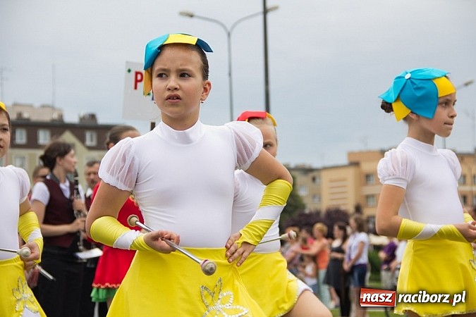 Zdjęcie w galerii na portalu naszraciborz.pl: Międzynarodowa parada z Rynku na zamek wiadomości z regionu