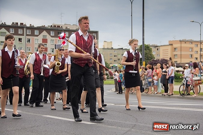 Zdjęcie w galerii na portalu naszraciborz.pl: Międzynarodowa parada z Rynku na zamek wiadomości z regionu