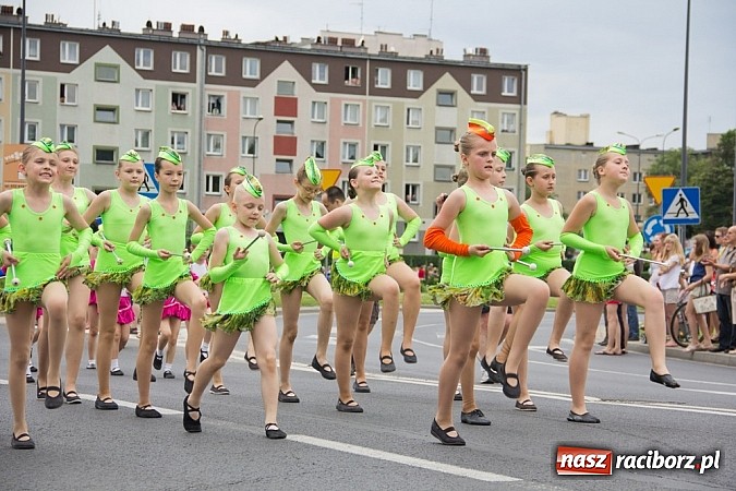 Zdjęcie w galerii na portalu naszraciborz.pl: Międzynarodowa parada z Rynku na zamek wiadomości z regionu