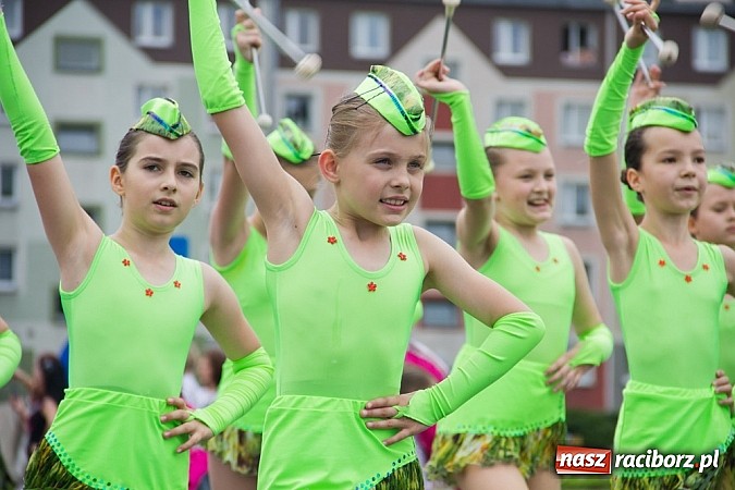 Zdjęcie w galerii na portalu naszraciborz.pl: Międzynarodowa parada z Rynku na zamek wiadomości z regionu