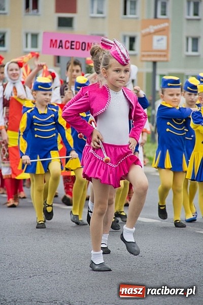 Zdjęcie w galerii na portalu naszraciborz.pl: Międzynarodowa parada z Rynku na zamek wiadomości z regionu