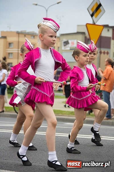 Zdjęcie w galerii na portalu naszraciborz.pl: Międzynarodowa parada z Rynku na zamek wiadomości z regionu