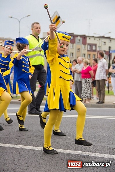 Zdjęcie w galerii na portalu naszraciborz.pl: Międzynarodowa parada z Rynku na zamek wiadomości z regionu
