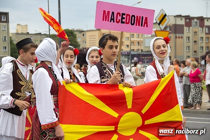 Zdjęcie w galerii na portalu naszraciborz.pl: Międzynarodowa parada z Rynku na zamek wiadomości z regionu