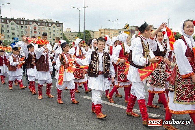 Zdjęcie w galerii na portalu naszraciborz.pl: Międzynarodowa parada z Rynku na zamek wiadomości z regionu