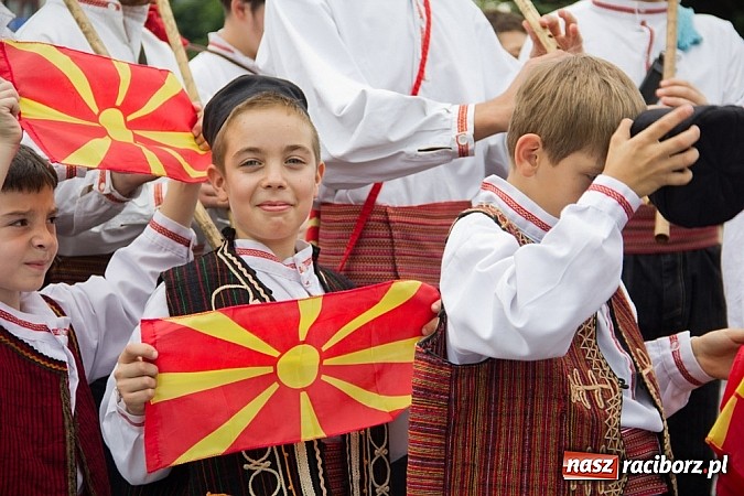 Zdjęcie w galerii na portalu naszraciborz.pl: Międzynarodowa parada z Rynku na zamek wiadomości z regionu