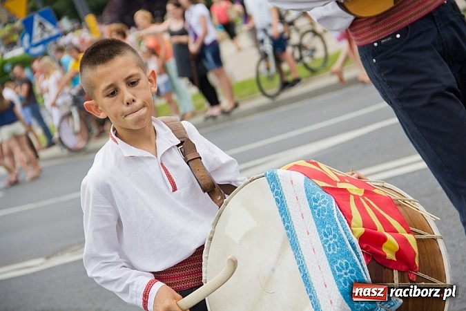 Zdjęcie w galerii na portalu naszraciborz.pl: Międzynarodowa parada z Rynku na zamek wiadomości z regionu
