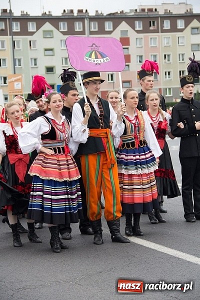 Zdjęcie w galerii na portalu naszraciborz.pl: Międzynarodowa parada z Rynku na zamek wiadomości z regionu