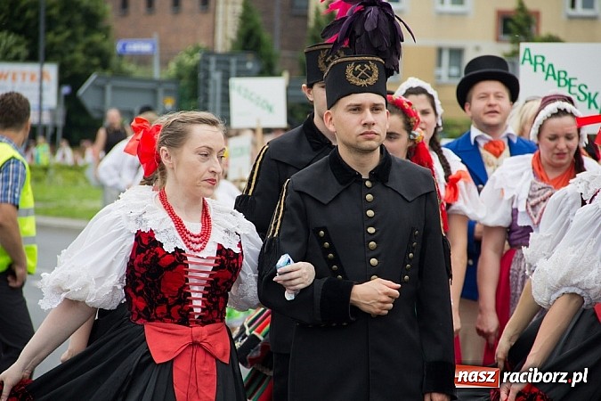 Zdjęcie w galerii na portalu naszraciborz.pl: Międzynarodowa parada z Rynku na zamek wiadomości z regionu