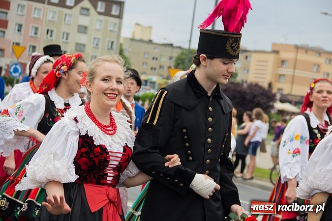 Zdjęcie w galerii na portalu naszraciborz.pl: Międzynarodowa parada z Rynku na zamek wiadomości z regionu