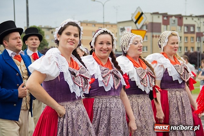 Zdjęcie w galerii na portalu naszraciborz.pl: Międzynarodowa parada z Rynku na zamek wiadomości z regionu
