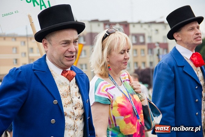 Zdjęcie w galerii na portalu naszraciborz.pl: Międzynarodowa parada z Rynku na zamek wiadomości z regionu