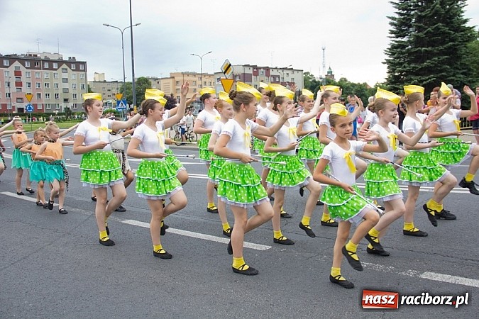 Zdjęcie w galerii na portalu naszraciborz.pl: Międzynarodowa parada z Rynku na zamek wiadomości z regionu