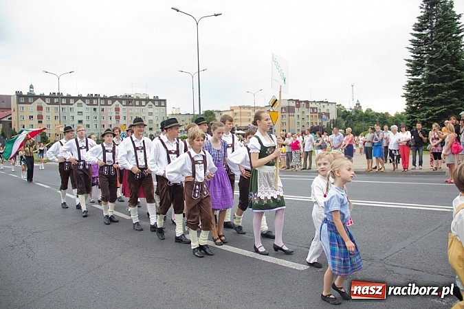 Zdjęcie w galerii na portalu naszraciborz.pl: Międzynarodowa parada z Rynku na zamek wiadomości z regionu
