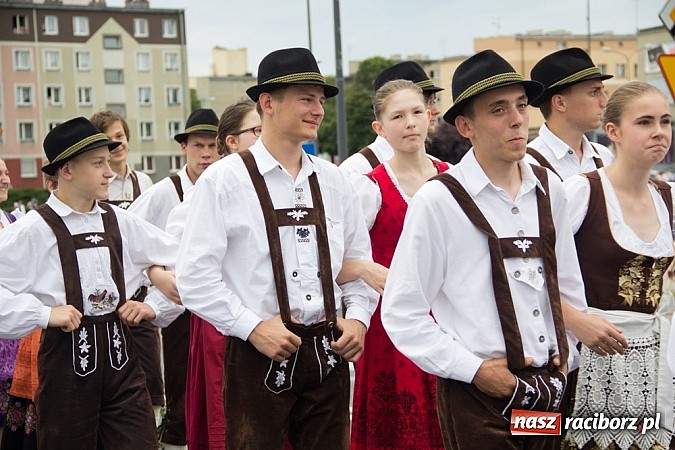 Zdjęcie w galerii na portalu naszraciborz.pl: Międzynarodowa parada z Rynku na zamek wiadomości z regionu
