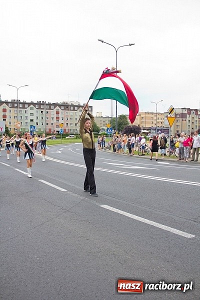 Zdjęcie w galerii na portalu naszraciborz.pl: Międzynarodowa parada z Rynku na zamek wiadomości z regionu