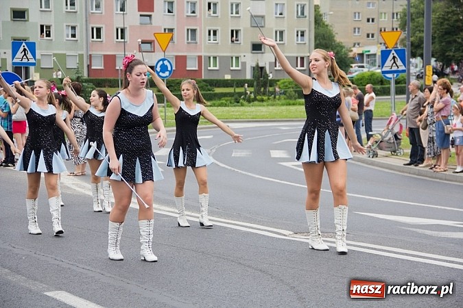 Zdjęcie w galerii na portalu naszraciborz.pl: Międzynarodowa parada z Rynku na zamek wiadomości z regionu