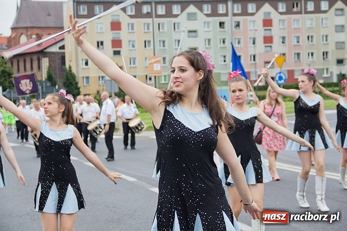 Zdjęcie w galerii na portalu naszraciborz.pl: Międzynarodowa parada z Rynku na zamek wiadomości z regionu
