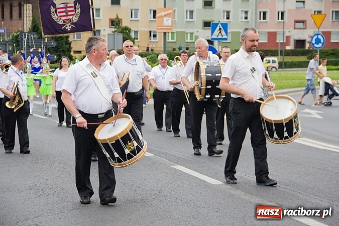 Zdjęcie w galerii na portalu naszraciborz.pl: Międzynarodowa parada z Rynku na zamek wiadomości z regionu