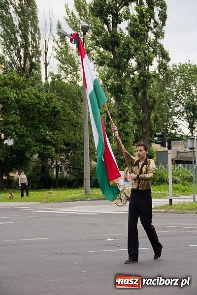 Zdjęcie w galerii na portalu naszraciborz.pl: Międzynarodowa parada z Rynku na zamek wiadomości z regionu