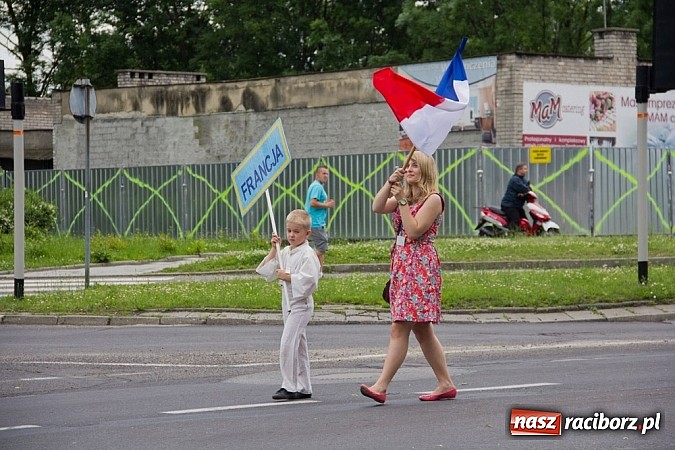 Zdjęcie w galerii na portalu naszraciborz.pl: Międzynarodowa parada z Rynku na zamek wiadomości z regionu