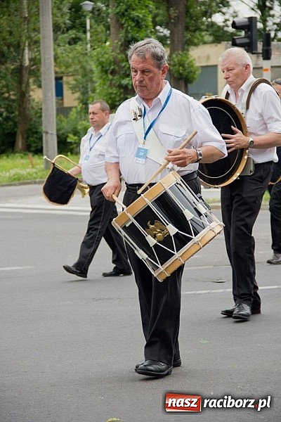 Zdjęcie w galerii na portalu naszraciborz.pl: Międzynarodowa parada z Rynku na zamek wiadomości z regionu
