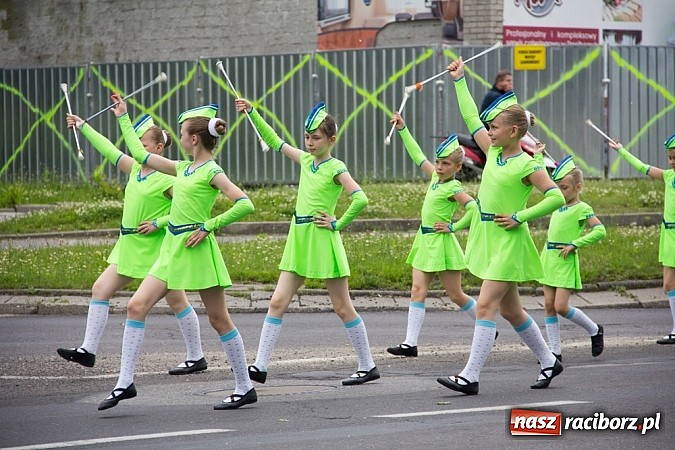 Zdjęcie w galerii na portalu naszraciborz.pl: Międzynarodowa parada z Rynku na zamek wiadomości z regionu