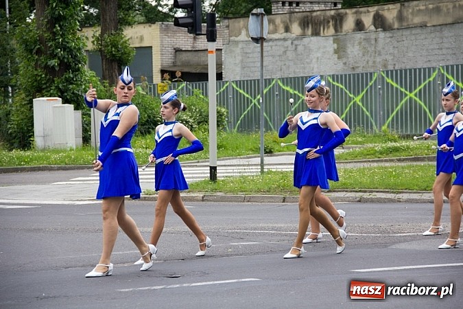 Zdjęcie w galerii na portalu naszraciborz.pl: Międzynarodowa parada z Rynku na zamek wiadomości z regionu