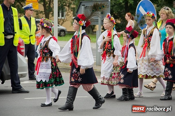 Zdjęcie w galerii na portalu naszraciborz.pl: Międzynarodowa parada z Rynku na zamek wiadomości z regionu