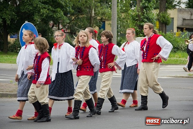 Zdjęcie w galerii na portalu naszraciborz.pl: Międzynarodowa parada z Rynku na zamek wiadomości z regionu