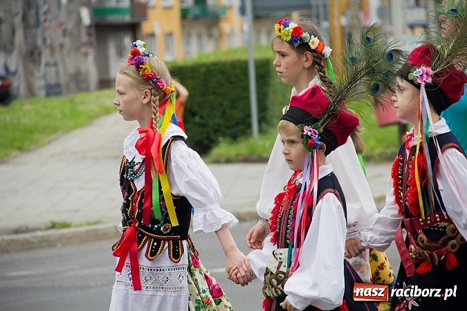 Zdjęcie w galerii na portalu naszraciborz.pl: Międzynarodowa parada z Rynku na zamek wiadomości z regionu