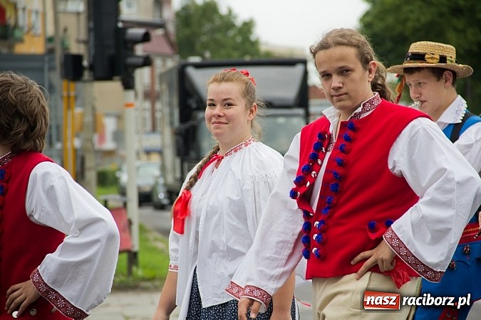 Zdjęcie w galerii na portalu naszraciborz.pl: Międzynarodowa parada z Rynku na zamek wiadomości z regionu