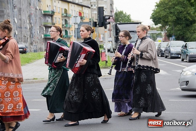 Zdjęcie w galerii na portalu naszraciborz.pl: Międzynarodowa parada z Rynku na zamek wiadomości z regionu