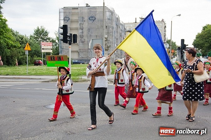 Zdjęcie w galerii na portalu naszraciborz.pl: Międzynarodowa parada z Rynku na zamek wiadomości z regionu