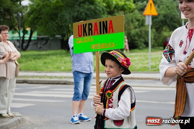 Zdjęcie w galerii na portalu naszraciborz.pl: Międzynarodowa parada z Rynku na zamek wiadomości z regionu