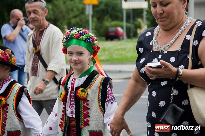 Zdjęcie w galerii na portalu naszraciborz.pl: Międzynarodowa parada z Rynku na zamek wiadomości z regionu
