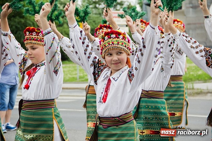 Zdjęcie w galerii na portalu naszraciborz.pl: Międzynarodowa parada z Rynku na zamek wiadomości z regionu