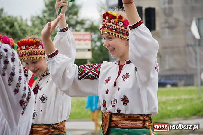 Zdjęcie w galerii na portalu naszraciborz.pl: Międzynarodowa parada z Rynku na zamek wiadomości z regionu