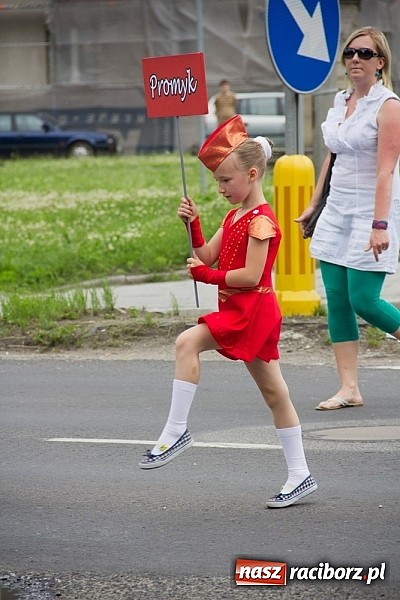 Zdjęcie w galerii na portalu naszraciborz.pl: Międzynarodowa parada z Rynku na zamek wiadomości z regionu