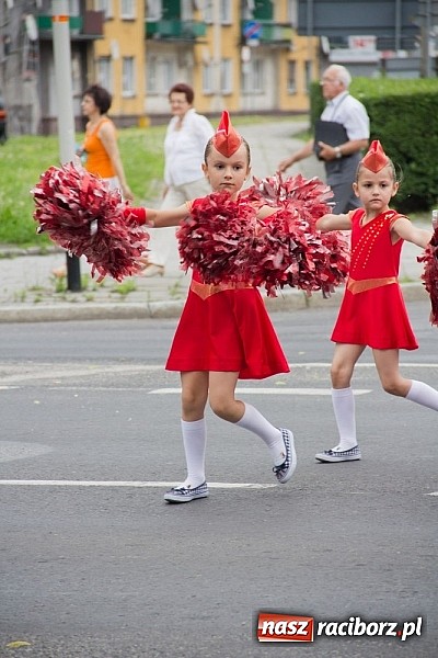 Zdjęcie w galerii na portalu naszraciborz.pl: Międzynarodowa parada z Rynku na zamek wiadomości z regionu