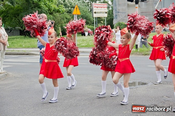 Zdjęcie w galerii na portalu naszraciborz.pl: Międzynarodowa parada z Rynku na zamek wiadomości z regionu