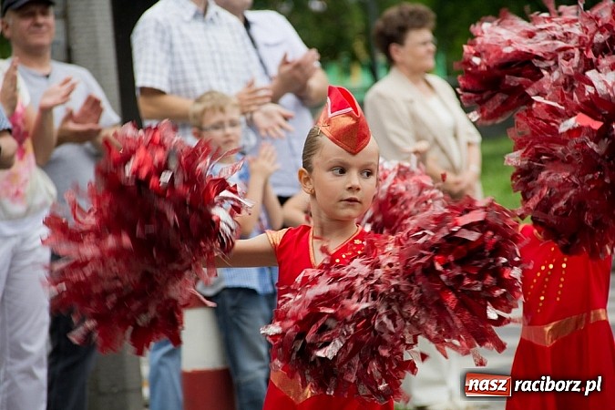 Zdjęcie w galerii na portalu naszraciborz.pl: Międzynarodowa parada z Rynku na zamek wiadomości z regionu