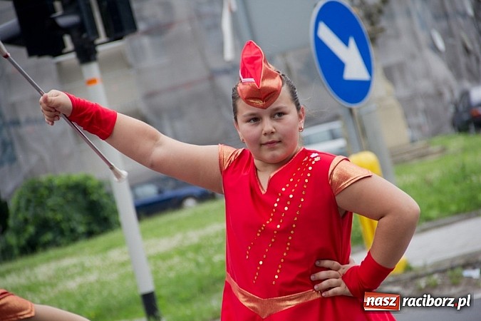 Zdjęcie w galerii na portalu naszraciborz.pl: Międzynarodowa parada z Rynku na zamek wiadomości z regionu